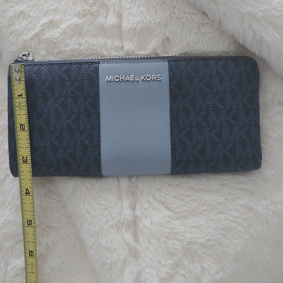 Michael Kors Wallet - Picture 5 of 7